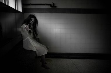 Asyalı kadın makyajı hayaleti, arka plan korku sahnesi, Cadılar Bayramı festivali konsepti, hayalet filmleri afişi, dairede kızgın ruh.