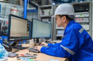 Kontrol odasında çalışan mühendis, yönetici kontrol sistemi, birçok monitörden teknisyen izleme programı.