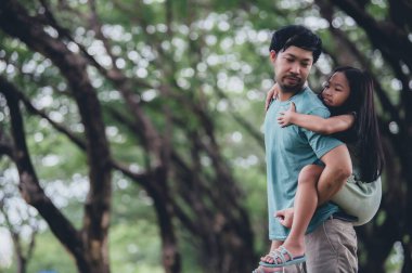 Mutlu baba-kız kucaklaşması kırsal kesimde, Babalar Günü konsepti, hassas anın tadını çıkarmak.