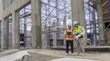 Mühendislerden oluşan bir ekip binanın yapımına danışmanlık yapıyor. Mimar, yönetici ve ustabaşı, büyük bir inşaat projesinin inşaatında çalışarak binanın tasarımını tartışmak için bir araya geldiler.