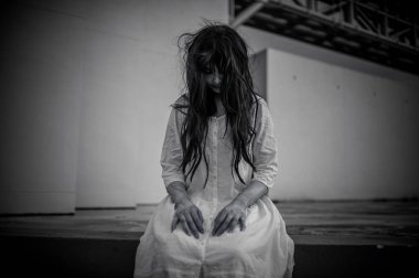 Asyalı kadın makyajı hayaleti, arka plan korku sahnesi, Cadılar Bayramı festivali konsepti, hayalet filmleri afişi, dairede kızgın ruh.