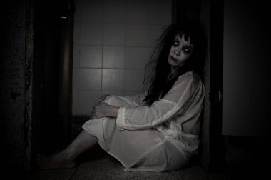 Asyalı kadın makyajı hayaleti, arka plan korku sahnesi, Cadılar Bayramı festivali konsepti, hayalet filmleri afişi, dairede kızgın ruh.