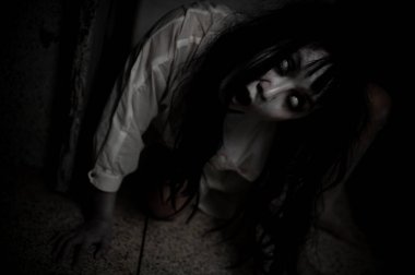 Asyalı kadın makyajı hayaleti, arka plan korku sahnesi, Cadılar Bayramı festivali konsepti, hayalet filmleri afişi, dairede kızgın ruh.