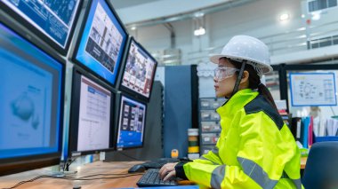 Büyük Endüstri Fabrikası Kadın Bilgisayar Mühendisi Kişisel Bilgisayar 'da çalışıyor. Tayland' daki insanlar dört monitör ve ciddi programcılarla çalışıyor.