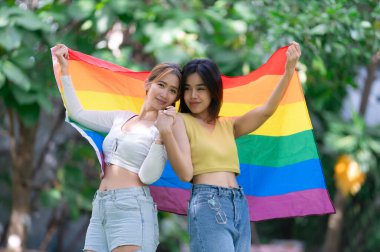 Kızlı bir çift, LGBT Onur Ayı konsepti, Asyalı yakışıklı erkek makyaj ve kadın kıyafeti, Gay Özgürlük Günü, beyaz arka planda ikili olmayan portre