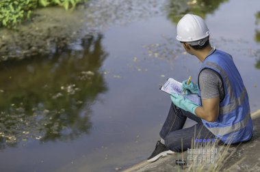 Çevre mühendisleri su kalitesini inceler, suyu test etmek için laboratuvara getirir, su ve topraktaki mineral içeriğini kontrol eder, su kaynaklarındaki kirleticileri kontrol ederler..