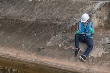 Çevre mühendisleri su kalitesini inceler, suyu test etmek için laboratuvara getirir, su ve topraktaki mineral içeriğini kontrol eder, su kaynaklarındaki kirleticileri kontrol ederler..
