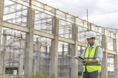 Büyük bir inşaat projesinin şantiyesinde çalışan iki Asyalı mühendis inşaat alanında fazla mesai, inşaat alanındaki mühendis diski, mimar, yönetici ve ustabaşı tasarımı tartışmak için bir araya geldiler.