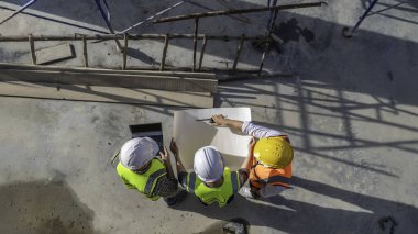 İnşaat alanında çalışan mühendisler.