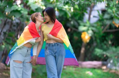 Kızlı bir çift, LGBT Onur Ayı konsepti, Asyalı yakışıklı erkek makyaj ve kadın kıyafeti, Gay Özgürlük Günü, beyaz arka planda ikili olmayan portre