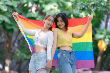 Kızlı bir çift, LGBT Onur Ayı konsepti, Asyalı yakışıklı erkek makyaj ve kadın kıyafeti, Gay Özgürlük Günü, beyaz arka planda ikili olmayan portre