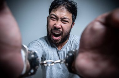 Asyalı yakışıklı adam beyaz arka planda kızgın, genç stres erkek konsepti portresi, telefonda konuştuktan sonra kötü ruh hali.