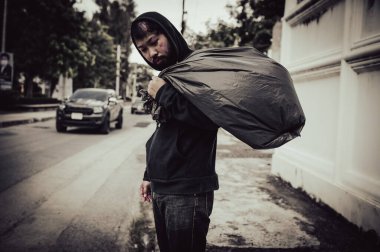 Asyalı adam yan yolda evsiz, yabancı biri yolda yalnız yaşamak zorunda çünkü ailesi yok..