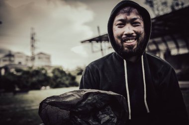 Asyalı adam yan yolda evsiz, yabancı biri yolda yalnız yaşamak zorunda çünkü ailesi yok..