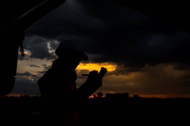 Gün batımında genç Asyalı kadın mühendisin silueti