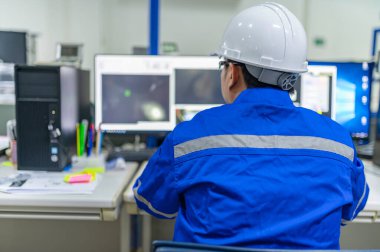 Bilgisayar mühendisleri endüstriyel makineleri kontrol etmek, otomasyon süreçlerini optimize etmek ve yüksek teknoloji fabrikalarında üretim akışını iyileştirmek için yazılım programları geliştiriyorlar.