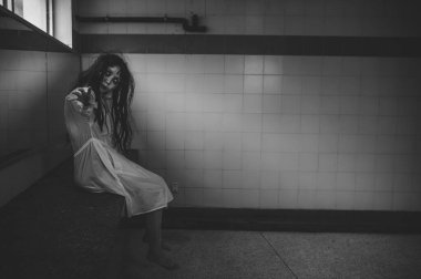 Asyalı kadın makyajı hayaleti, arka plan korku sahnesi, Cadılar Bayramı festivali konsepti, hayalet filmleri afişi, dairede kızgın ruh.