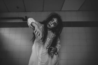 Asyalı kadın makyajı hayaleti, arka plan korku sahnesi, Cadılar Bayramı festivali konsepti, hayalet filmleri afişi, dairede kızgın ruh.