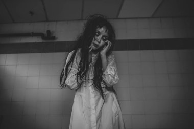 Asyalı kadın makyajı hayaleti, arka plan korku sahnesi, Cadılar Bayramı festivali konsepti, hayalet filmleri afişi, dairede kızgın ruh.