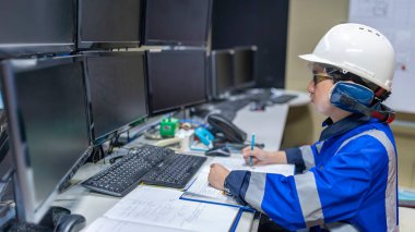 Büyük Endüstri Fabrikası Kadın Bilgisayar Mühendisi Kişisel Bilgisayar 'da çalışıyor. Tayland' daki insanlar dört monitör ve ciddi programcılarla çalışıyor.