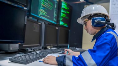 Büyük Endüstri Fabrikası Kadın Bilgisayar Mühendisi Kişisel Bilgisayar 'da çalışıyor. Tayland' daki insanlar dört monitör ve ciddi programcılarla çalışıyor.