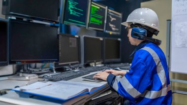 Büyük Endüstri Fabrikası Kadın Bilgisayar Mühendisi Kişisel Bilgisayar 'da çalışıyor. Tayland' daki insanlar dört monitör ve ciddi programcılarla çalışıyor.