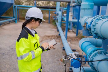 Çevre mühendisleri atık su arıtma tesislerinde, Su geri dönüşüm tesisinde tekrar kullanılmak üzere çalışan su mühendislerinde çalışıyor, kriterler dahilinde olması için sudaki klor miktarını kontrol ediyorlar..