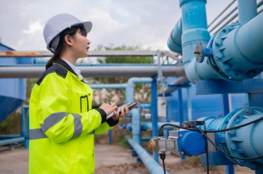 Çevre mühendisleri atık su arıtma tesislerinde, Su geri dönüşüm tesisinde tekrar kullanılmak üzere çalışan su mühendislerinde çalışıyor, kriterler dahilinde olması için sudaki klor miktarını kontrol ediyorlar..