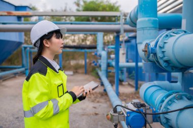 Çevre mühendisleri atık su arıtma tesislerinde, Su geri dönüşüm tesisinde tekrar kullanılmak üzere çalışan su mühendislerinde çalışıyor, kriterler dahilinde olması için sudaki klor miktarını kontrol ediyorlar..