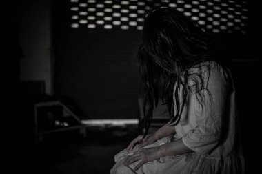 Asyalı kadın makyajı hayaleti, arka plan korku sahnesi, Cadılar Bayramı festivali konsepti, hayalet filmleri afişi, dairede kızgın ruh.