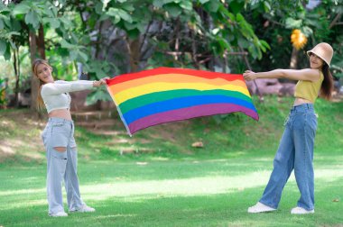 Kızlı bir çift, LGBT Onur Ayı konsepti, Asyalı yakışıklı erkek makyaj ve kadın kıyafeti, Gay Özgürlük Günü, beyaz arka planda ikili olmayan portre