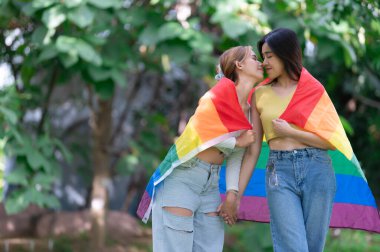 Kızlı bir çift, LGBT Onur Ayı konsepti, Asyalı yakışıklı erkek makyaj ve kadın kıyafeti, Gay Özgürlük Günü, beyaz arka planda ikili olmayan portre