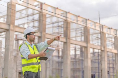 Büyük bir inşaat projesinin şantiyesinde çalışan iki Asyalı mühendis inşaat alanında fazla mesai, inşaat alanındaki mühendis diski, mimar, yönetici ve ustabaşı tasarımı tartışmak için bir araya geldiler.