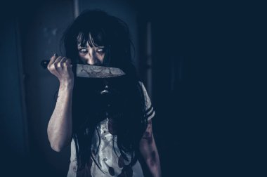 Asyalı kadın makyajı hayaleti, arka plan korku sahnesi, Cadılar Bayramı festivali konsepti, hayalet filmleri afişi, dairede kızgın ruh.