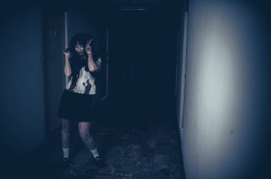 Asyalı kadın makyajı hayaleti, arka plan korku sahnesi, Cadılar Bayramı festivali konsepti, hayalet filmleri afişi, dairede kızgın ruh.