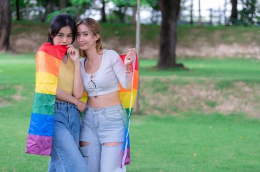 Kızlı bir çift, LGBT Onur Ayı konsepti, Asyalı yakışıklı erkek makyaj ve kadın kıyafeti, Gay Özgürlük Günü, beyaz arka planda ikili olmayan portre