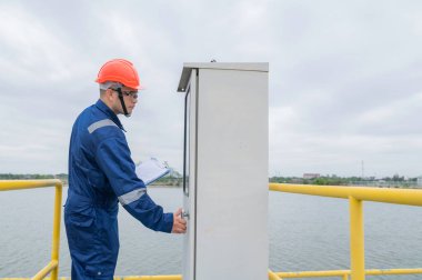 Su tesisi bakım teknisyenleri, makine mühendisleri su arıtma tesisinin kontrol sistemini kontrol edin..