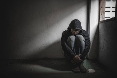 Asyalı bir bağımlı, ıssız bir yerde uyuşturucu bağımlısı, bu dünyada kendini yalnız hisseden bir keş, odanın bir köşesinde oturan üzgün bir genç, insanlar stresli ve depresyondalar.