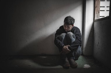 Asyalı bir bağımlı, ıssız bir yerde uyuşturucu bağımlısı, bu dünyada kendini yalnız hisseden bir keş, odanın bir köşesinde oturan üzgün bir genç, insanlar stresli ve depresyondalar.