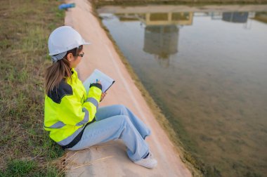 Çevre mühendisleri atık su arıtma tesislerinde, Su geri dönüşüm tesisinde tekrar kullanılmak üzere çalışan su tedarik mühendisliğinde çalışıyorlar
