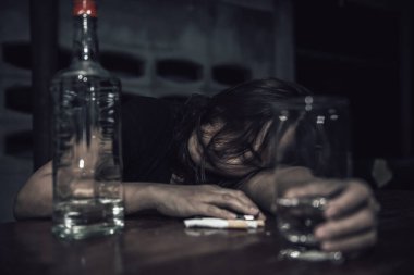 Asyalı kadın gece evde tek başına votka içer, Taylandlı insanlar, stresli sarhoş kadın konsepti.
