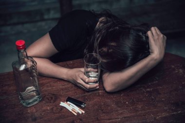 Asyalı kadın gece evde tek başına votka içer, Taylandlı insanlar, stresli sarhoş kadın konsepti.