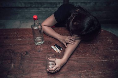 Asyalı kadın gece evde tek başına votka içer, Taylandlı insanlar, stresli sarhoş kadın konsepti.