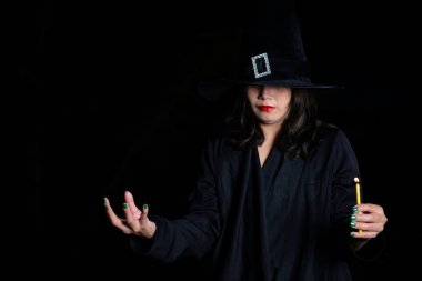 Güzel Asyalı kadın portresi siyah arka planda cadı kostümü giyer, Tayland halkı, Cadılar Bayramı festivali konsepti, korku sahnesi