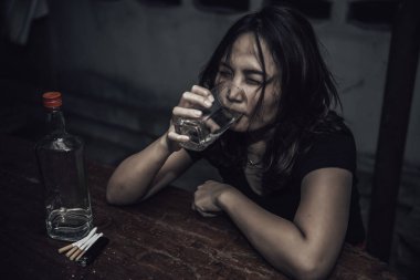 Asyalı kadın gece evde tek başına votka içer, Taylandlı insanlar, stresli sarhoş kadın konsepti.