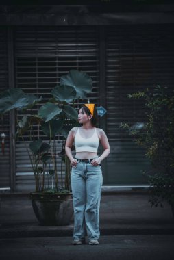 Asyalı hippilerin portresi. Fotoğraf çekmek için poz ver. Tayland gençlerinin yaşam tarzı.