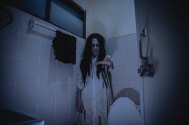 Asyalı kadın makyajı hayaleti, arka plan korku sahnesi, Cadılar Bayramı festivali konsepti, hayalet filmleri afişi, dairede kızgın ruh.