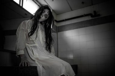 Asyalı kadın makyajı hayaleti, arka plan korku sahnesi, Cadılar Bayramı festivali konsepti, hayalet filmleri afişi, dairede kızgın ruh.