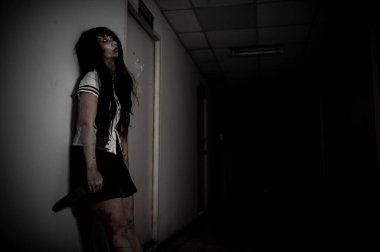 Asyalı kadın makyajı hayaleti, arka plan korku sahnesi, Cadılar Bayramı festivali konsepti, hayalet filmleri afişi, dairede kızgın ruh.