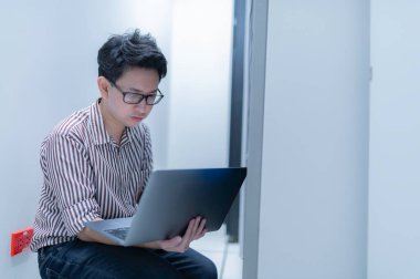 Bilgisayar mühendisi sunucu odasında ağ kuruyor, Sistem Bakım teknisyeni, erkek mühendis modern veri merkezinde sunucu odasında çalışıyor.